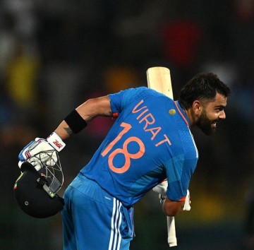 WaseemAhmadWane's tweet photo. Congratulations @imVkohli for ODI💯 No. 47 &amp; International💯 No 77
#virat #kohli #ViratKohli #ViratKohli𓃵 #runmachine #tonmachine #chasemaster #king #kingkohli @ICC @BCCI https://t.co/9Sq6wp4viZ