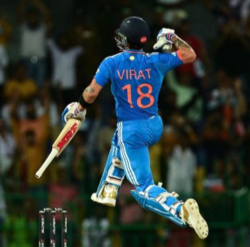 WaseemAhmadWane's tweet photo. Congratulations @imVkohli for ODI💯 No. 47 &amp; International💯 No 77
#virat #kohli #ViratKohli #ViratKohli𓃵 #runmachine #tonmachine #chasemaster #king #kingkohli @ICC @BCCI https://t.co/9Sq6wp4viZ
