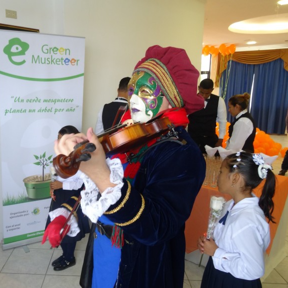 groasis's tweet image. “If your plan is for one year, plant rice. If your plan is for ten years, plant trees.
If your plan is for one hundred years, educate children. ” Confucius
Teach your children to be a Green Musketeer and start #Waterboxx school projects like in Ecuador!
groasis.com/fotos-nl/count…!