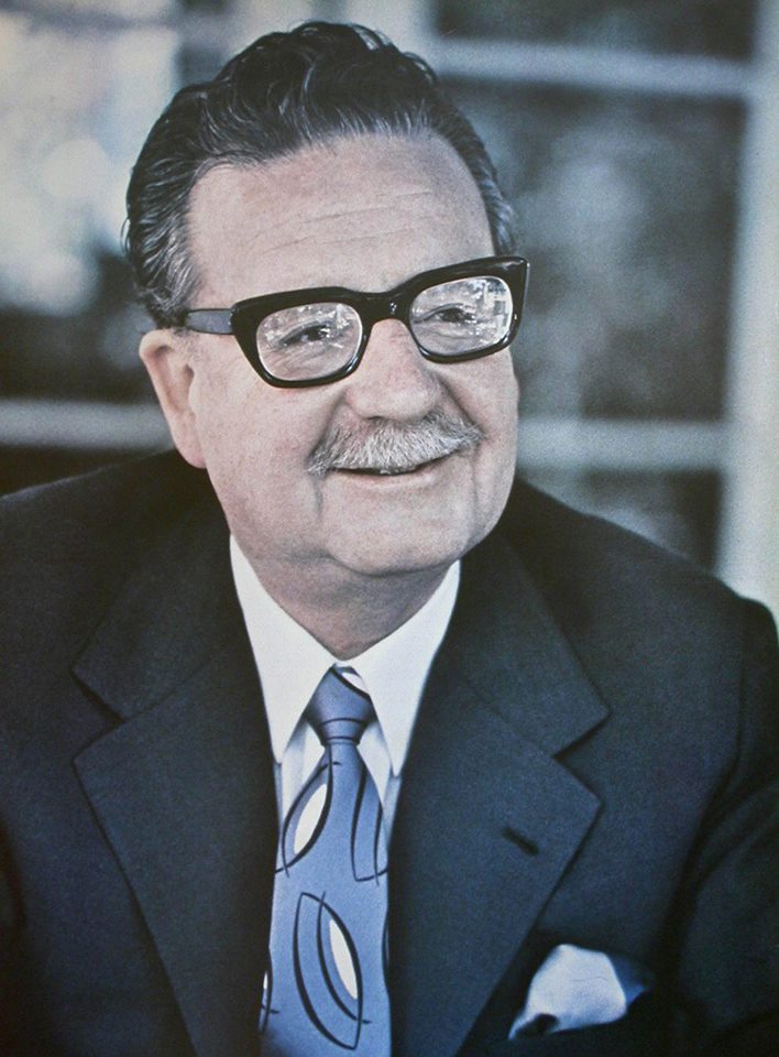 jaarreaza's tweet photo. ¡Allende vive! ¡El imperialismo fenece!

ALLENDE ( Mario Benedetti )

Para matar al hombre de la paz
para golpear su frente limpia de pesadillas
tuvieron que convertirse en pesadilla

para vencer al hombre de la paz
tuvieron que congregar todos los odios
y además los aviones y los tanques

para batir al hombre de la paz
tuvieron que bombardearlo hacerlo llama
porque el hombre de la paz era una fortaleza

para matar al hombre de la paz
tuvieron que desatar la guerra turbia

para vencer al hombre de la paz
y acallar su voz modesta y taladrante
tuvieron que empujar el terror hasta el abismo
y matar más para seguir matando

para batir al hombre de la paz
tuvieron que asesinarlo muchas veces
porque el hombre de la paz era una fortaleza

para matar al hombre de la paz
tuvieron que imaginar que era una tropa
una armada una hueste una brigada
tuvieron que creer que era otro ejército

pero el hombre de la paz era tan sólo un pueblo
y tenía en sus manos un fusil y un mandato
y eran necesarios más tanques más rencores
más bombas más aviones más oprobios
porque el hombre del paz era una fortaleza

para matar al hombre de la paz
para golpear su frente limpia de pesadillas
tuvieron que convertirse en pesadilla
para vencer al hombre de la paz

tuvieron que afiliarse para siempre a la muerte
matar y matar más para seguir matando
y condenarse a la blindada soledad

para matar al hombre que era un pueblo
tuvieron que quedarse sin el pueblo.