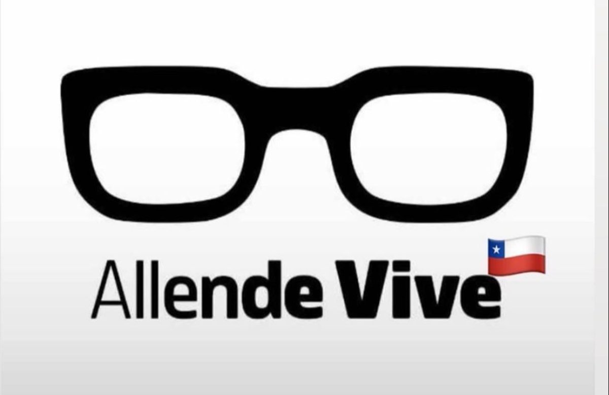 jaarreaza's tweet photo. ¡Allende vive! ¡El imperialismo fenece!

ALLENDE ( Mario Benedetti )

Para matar al hombre de la paz
para golpear su frente limpia de pesadillas
tuvieron que convertirse en pesadilla

para vencer al hombre de la paz
tuvieron que congregar todos los odios
y además los aviones y los tanques

para batir al hombre de la paz
tuvieron que bombardearlo hacerlo llama
porque el hombre de la paz era una fortaleza

para matar al hombre de la paz
tuvieron que desatar la guerra turbia

para vencer al hombre de la paz
y acallar su voz modesta y taladrante
tuvieron que empujar el terror hasta el abismo
y matar más para seguir matando

para batir al hombre de la paz
tuvieron que asesinarlo muchas veces
porque el hombre de la paz era una fortaleza

para matar al hombre de la paz
tuvieron que imaginar que era una tropa
una armada una hueste una brigada
tuvieron que creer que era otro ejército

pero el hombre de la paz era tan sólo un pueblo
y tenía en sus manos un fusil y un mandato
y eran necesarios más tanques más rencores
más bombas más aviones más oprobios
porque el hombre del paz era una fortaleza

para matar al hombre de la paz
para golpear su frente limpia de pesadillas
tuvieron que convertirse en pesadilla
para vencer al hombre de la paz

tuvieron que afiliarse para siempre a la muerte
matar y matar más para seguir matando
y condenarse a la blindada soledad

para matar al hombre que era un pueblo
tuvieron que quedarse sin el pueblo.