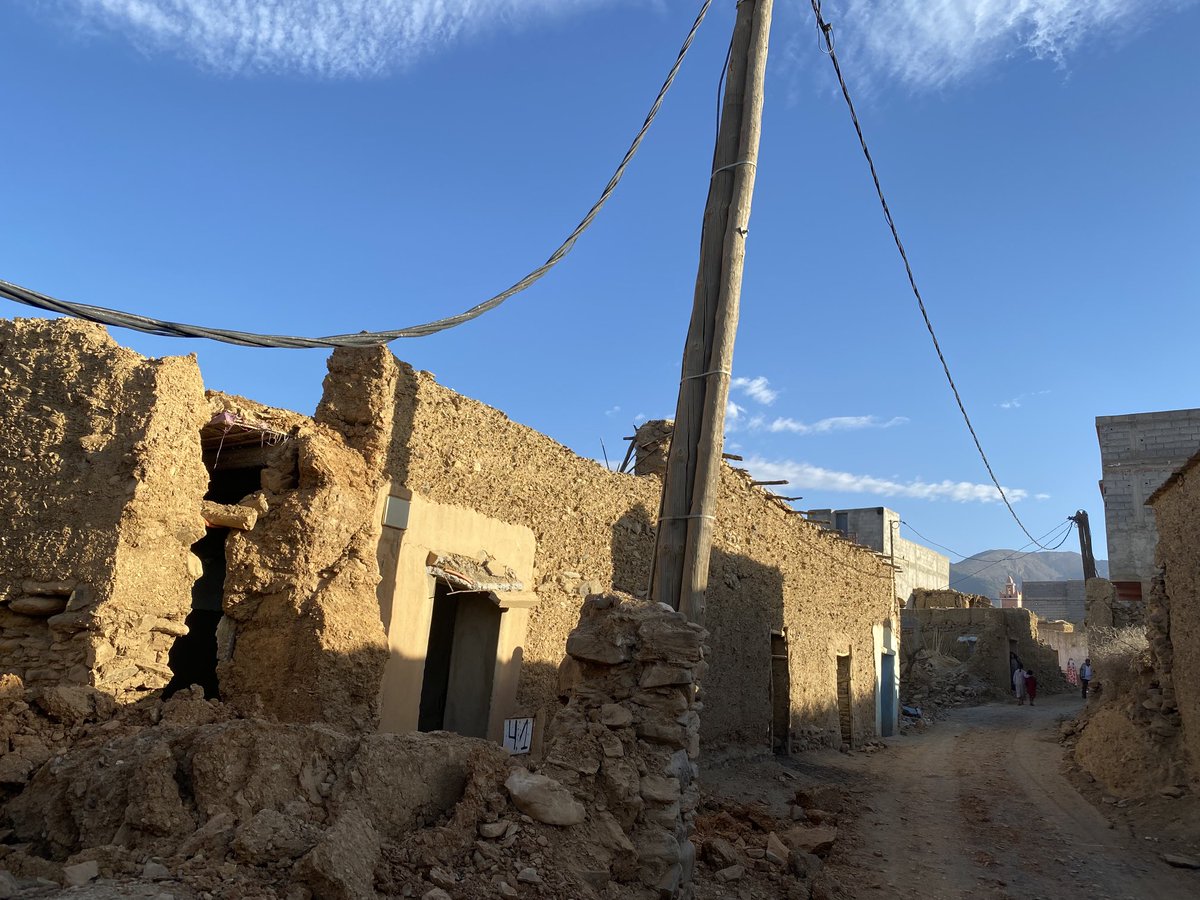 #Erdbeben #Marokko: „Wir haben weder Polizisten, noch Rettungswagen gesehen.“ In vielen Dörfern im #Atlas-Gebirge harren die Bewohner noch immer in improvisierten Zelten aus. Warten auf Rettungskräfte.
⁦<a href="/anne_arend/">Anne Arend</a>⁩ &amp; ⁦<a href="/caroso_au/">Carolin Auen</a>⁩ für ⁦<a href="/ZDFheute/">ZDFheute</a>⁩