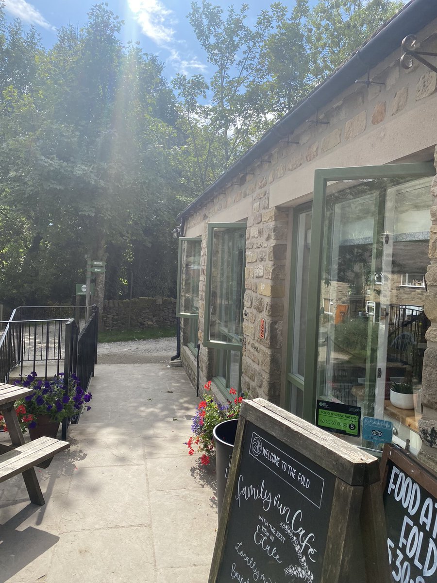 At last on Monday at Edale, it was beautiful. Not too hot, not too cold… just perfect! And of course, I have to get coffee and a cake as well. Almost certain I went there last time 🚴‍♂️😉