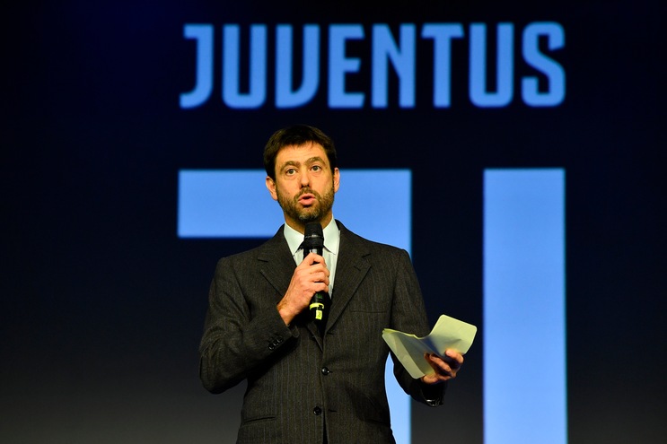ZZiliani's tweet photo. La montagna di m. (cit. Agnelli) che sta portando Elkann a disfarsi della Juventus, pozzo di debiti senza fondo
Vi raccontano che la Juve ha speso solo 13 milioni per Weah? Beh, ne ha spesi più di 110 ma nessuno ve lo racconta; come i 175 milioni dei Ronaldo-bond in scadenza e altre nefandezze "made in Agnelli"

C’è chi si è stupito, non solo tra i tifosi bianconeri, alla notizia che Exor stia accarezzando l’idea di vendere la Juventus; in linea di massima si tratta degli stessi che si sono stupiti dopo aver visto l’ultimo mercato chiudersi, per la Juve, con il solo acquisto del giovane Weah. Parlo di 90 sportivi (o tifosi) su 100, ma forse dovrei dire 99 su 100. A loro discolpa va detto però che non hanno alcuna colpa: se nessuno racconta loro la verità, e sulla Juventus questo accade da decenni - diciamo da più di mezzo secolo -, avere contezza della situazione diventa difficile, se non impossibile. E dunque, premesso che chi mi legge e che mi segue sul Fatto Quotidiano, su Substack e su Twitter queste cose le conosce già perchè gliele ho raccontate giorno per giorno, mentre accadevano: sapete perchè John Elkann, presidente di Exor, sta seriamente pensando di vendere la Juventus? Perchè il club è stato portato al collasso dalla dissennata gestione di Andrea Agnelli, a tutti gli effetti illegale, non per niente colpito da tre anni di squalifica e cacciato dal Cda non solo di Juventus ma anche di Stellantis e Exor; e perchè tutto quello che vi hanno raccontato e vi raccontano non è vero, a cominciare dal fatto che Weah sia stato il solo acquisto della stagione da poco iniziata, la 2023-24: 10,3 milioni pagabili al Lille in due esercizi, più 2,1 di bonus e 1 di oneri accessori. Poco più di 13 milioni in tutto. Una miseria direte. Invece no. La Juventus per questo mercato ha speso dieci volte tanto. Più di 110 milioni. Ma siccome nessuno ve lo dice, non potete saperlo. E allora ci riprovo io, cifre e dati alla mano.

Per cominciare, alzi la mano chi è al corrente che per Locatelli, che ha appena iniziato la sua terza stagione in bianconero, la Juventus non ha ancora pagato al Sassuolo un solo centesimo. Come dite? State cadendo dalle nuvole? E invece è proprio così: grazie al “mercato creativo” del Gatto e la Volpe della Juventus, Agnelli e Paratici, la succursale Sassuolo aveva ceduto a Madama, nell’estate del 2021, Locatelli con un accordo farsesco che prevedeva due anni di prestito gratuito e il pagamento di 25 milioni più 12,5 di bonus (totale 37,5) pagabili in tre esercizi solo a partire dalla terza stagione. Il primo, per l’appunto, è quello del campionato appena iniziata, il 2023-24, che prevede il pagamento al Sassuolo della prima rata per Locatelli, 12,5 milioni. Che aggiunti ai 13,4 di Weah fanno 25,9. E abbiamo appena cominciato. Perchè lo stesso accordo era stato raggiunto l’anno prima tra Juventus e Fiorentina per Chiesa: due anni di prestito, questa volta non gratuito ma con spesa di 3 milioni il primo anno e di 7 il secondo, più 40 milioni e 10 di bonus (totale 50) da corrispondere in tre esercizi a partire dalla stagione 2022-23. Ecco perchè la Juventus, pagata la prima rata, deve ora provvedere al pagamento della seconda: che ammonta a 16,6 milioni, che aggiunti ai 25,9 di Weah + Locatelli porta la spesa per gli acquisti-Juve 2023-24 a 42,5 milioni. Finito? Nemmeno per sogno.

Sempre con la Fiorentina la Juventus aveva concluso, a gennaio 2021, l’acquisto di Dusan Vlahovic: avvenuto a cifre-capestro (alla Continassa col bomber serbo confidavano di vincere lo scudetto e di prendere il largo in Champions) e cioè 70 milioni più 10 di bonus pagabili in tre esercizi, più 11,6 di oneri accessori - leggi compenso agli agenti del giocatore - più il contributo di solidarietà previsto dal regolamento UEFA, più o meno un’operazione da 95 milioni (!). Ebbene: due delle tre rate degli 80 milioni concordati sono state pagate, ma Commisso aspetta ora il pagamento dell’ultima tranche di 27 milioni: che aggiunti ai 42,5 milioni di Weah + Locatelli + Chiesa fanno (tenetevi forte) 69,5 milioni. Ma un anno fa la Juventus non rimase ferma: e acquistò Bremer dal Torino per 41 milioni più 8 di bonus (totale 49) pagabili in tre esercizi (tralasciamo gli oneri accessori ai procuratori). A Cairo è stata pagata finora una rata, adesso scatta la seconda: che è di 16,3 milioni che aggiunti ai 69,5 di Weah + Locatelli + Chiesa + Vlahovic porta la spesa viva e reale per gli acquisti della Juventus a 85,8 milioni.

E qui apro una parentesi: il conteggio non tiene conto degli stipendi riconosciuti ai calciatori, che sono alti e in certi casi sconsiderati. Quando fu perfezionato l’acquisto di Vlahovic, ad esempio - e per fortuna Elkann aveva spedito Arrivabene a fare da badante allo scapestrato e spendaccione Agnelli perchè non la facesse fuori dal vaso-, nel contratto quinquennale col giocatore venne inserita una clausola per cui lo stipendio di Vlahovic, fissato a 7,5 milioni netti, sarebbe scattato a 12 netti, cioè 23 lordi, a partire dalla quarta stagione, la 2024-25. Per questo la Juventus ha tentato in tutti i modi di disfarsi dell’attaccante serbo; per questo Vlahovic si è chiuso in trincea con tanto di elmetto in testa; e per questo non c’è stato un solo club europeo così folle da imbarcare un calciatore che avrebbe preteso, dalla stagione prossima, di essere stipendiato a 23 milioni lordi all’anno. Una follia allo stato puro.

Ma torniamo a bomba. Sempre sul conto delle spese-acquisti della stagione in corso, agli 85,5 milioni di Weah + Locatelli + Chiesa + Vlahovic + Bremer devono essere aggiunti anche la prima rata (10,33 milioni) dei 31 milioni concordati dalla Juventus con l’Everton per l’acquisto di Kean, costato per le prime due stagioni di “prestito creativo” 3 milioni nel 2021-22 e 4 milioni nel 2022-23; e anche se tutti fingono che l’interessato non esista, c’è il brasiliano Arthur che nell’estate del 2020 venne acquistato dal Barcellona e messo a bilancio per 72 milioni più 10 di bonus (totale 82) pagabili in cinque esercizi. Non contando i bonus, in gran parte non conseguiti per il disastroso rendimento avuto dal brasiliano, subito emarginato da Allegri, la quarta delle 5 rate dovuta al Barcellona per questo calciatore che alla Juventus è stato un ologramma ammonta a 14,4 milioni. Ricapitolando: i 10,33 milioni della rata-Kean più i 14,4 milioni della rata-Arthur, sommati agli 85,5 già conteggiati per Weah + Locatelli + Chiesa + Vlahovic + Bremer portano il totale delle spese di acquisti a 110,2 milioni. Che sono i soldi effettivamente spesi dalla Juventus per il mercato estivo 2023, non comprendono gli alti stipendi ai giocatori e non tengono conto di numerose altre operazioni minori che fanno lievitare l’esborso a un totale ancor più elevato: il tutto con tantii ringraziamenti ai geni della lampada che rispondono ai nomi di Andrea Agnelli, Fabio Paratici, Maurizio Arrivabene, Federico Cherubini, Pavel Nedved.

Dimenticavo. Il 19 febbraio prossimo, in piena stagione, scadrà il prestito obbligazionario di 175 milioni non convertibile, con cedola fissa annua pari a 3,375%, denominato “Rolando bond” ed emesso dalla Juventus nel febbraio 2019 per far fronte allo scriteriato acquisto di Ronaldo dopo i due aumenti di capitale di 300 e 400 milioni bruciati nel giro di un mattino: Exor dovrà far fronte anche a questo spaventoso salasso e come tutti sanno sono venuti meno, quest’anno, i proventi derivanti dalla Champions League (la Juventus è stata squalificata per un anno dalle Coppe perdendo il posto anche in Conference) che mediamente assicuravano alle casse bianconere entrate per 80 milioni. Ci sarebbe bisogno di un altro, ingente aumento di capitale ma Exor è stufa di buttare soldi in questo pozzo nero, anzi bianconero, senza fondo.

E insomma: non so voi, ma al posto di John Elkann, con la Juventus attesa anche da un imbarazzante processo in sede penale, a Roma, in cui Andrea Agnelli è stato chiamato dal gup a rispondere in prima persona alle richieste di risarcimento delle parti civili costituitesi, tra cui la Consob, i piccoli azionisti e il fondo libico Lafico - detentore in passato del 7,5% di azioni Juventus, oggi ridotte allo 0,7% e che chiede 2 milioni di risarcimento -, non so voi, dicevo, ma io un pensierino a disfarmi di tutta questa esiziale e scabrosa zavorra lo farei.