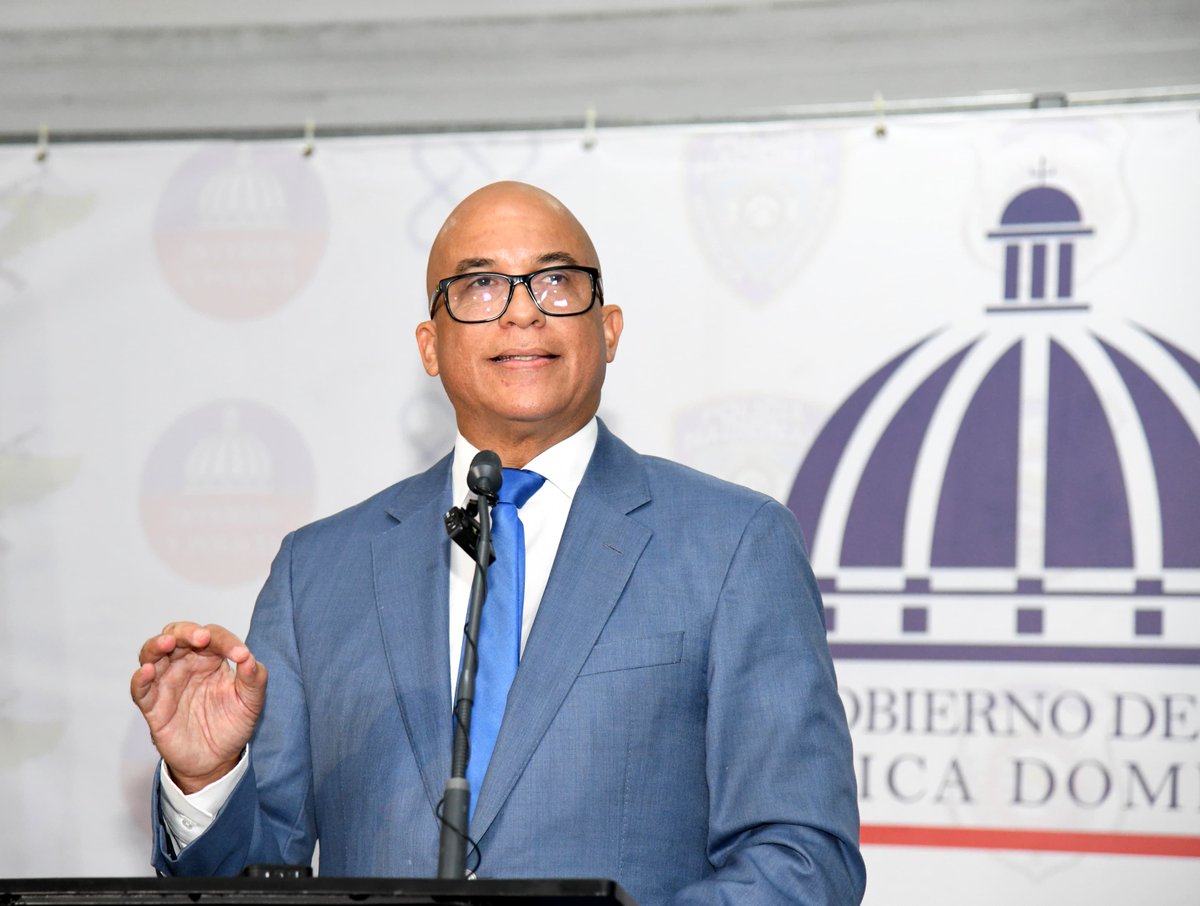 Tras reunión del Consejo de Seguridad Nacional, Abinader dispone cierre de la frontera y suspende visa a los haitianos

Lea: listindiario.com/la-republica/2…

#ListínDiario