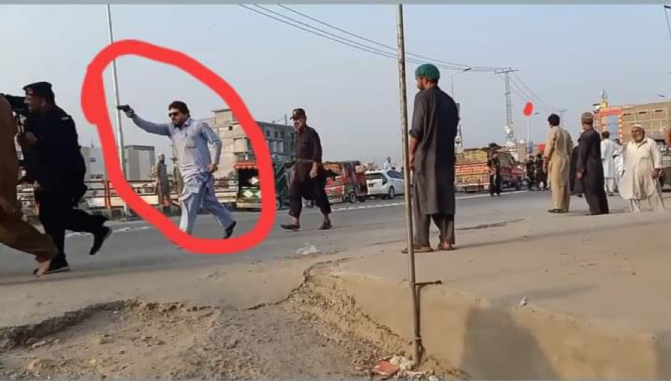 کون ہے یہ بندہ جس نے مہنگائی کے خلاف احتجاج کرنے والوں پر سیدھی گولیاں چلائیں وائرل کریں اس ٹویٹ کو تاکہ اس کی حقیقت کا پتہ چلے عوام کو