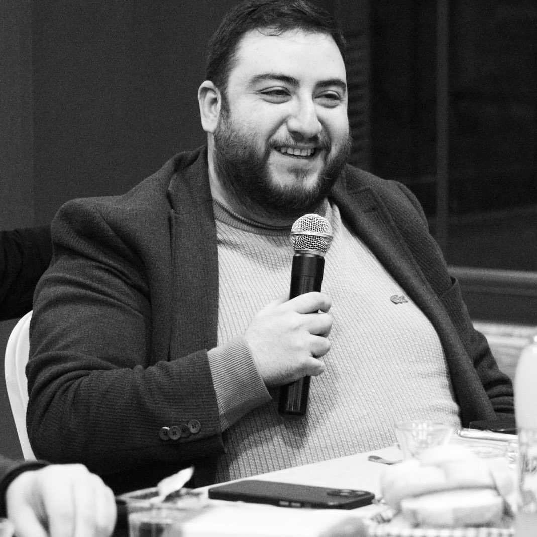 cakiroglu5255's tweet photo. Kader,beyaz kâğıda sütle yazılmış yazı;
Elindeyse beyazdan,gel de sıyır beyazı… https://t.co/AsCt6HaS7f