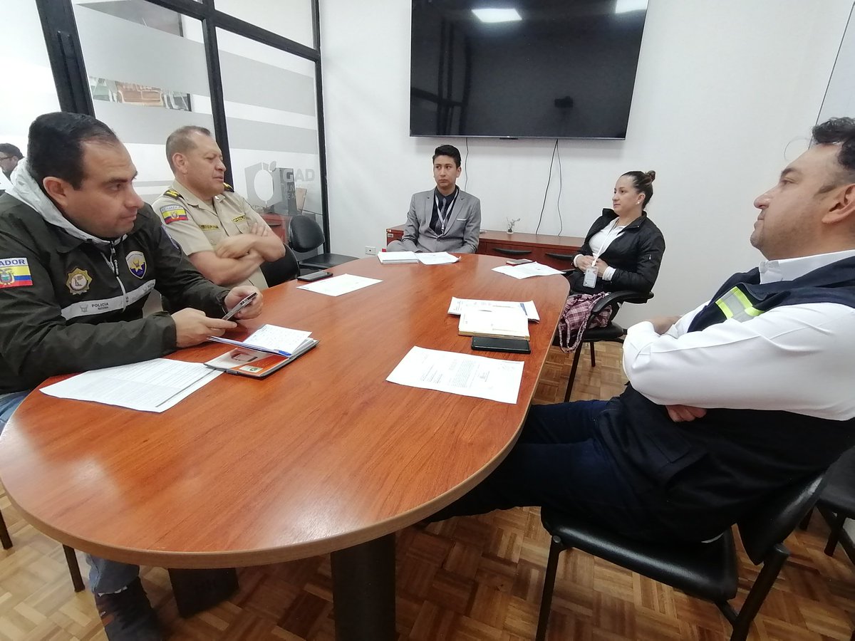 ECU911Ambato's tweet photo. [AHORA]

El #ECU911 participa de la reunión de trabajo con @PoliciaEcuador y @EEASA_RCN convocada por el #Comseca del @gadambato con el objetivo de elaborar una hoja de ruta para prevenir el robo de cableado en la provincia de #Tungurahua. https://t.co/xgAIHmausq