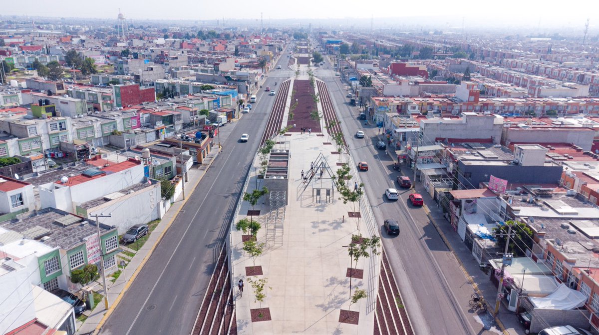 MeyerFalcon's tweet photo. ¡La arquitectura pública mexicana sigue consiguiendo reconocimientos!

Les comparto que 4 proyectos de @SEDATU_mx están nominados en los @dezeen Awards 2023 🇩🇰, la revista más popular de arquitectura y diseño en el mundo🌍

Los 4 proyectos nominados son:

Uno en Quintana Roo, el Ecoparque de Bacalar💧

- Dos en Tabasco, el Centro de Desarrollo Comunitario La Guadalupe y el Polideportivo de Alto Rendimiento, ambos en Jalpa 🏅

- Uno en el Estado de México: Parque Lineal Los Héroes en Tecámac 🛹

Pueden consultar todos los proyectos nominados aqui 👇
https://t.co/17bz61Pcti
