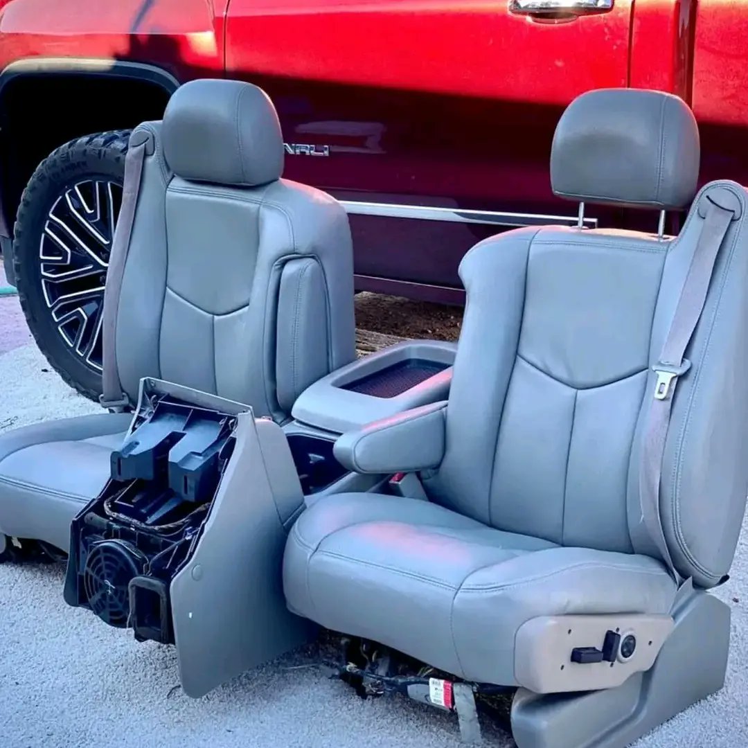 ObsPart's tweet image. 1999-2007 Silverado/ Sierra Light Grey Leather Front seats with matching center console No rips or tears in the seats! Both driver and passenger are electric seats $720 shipped