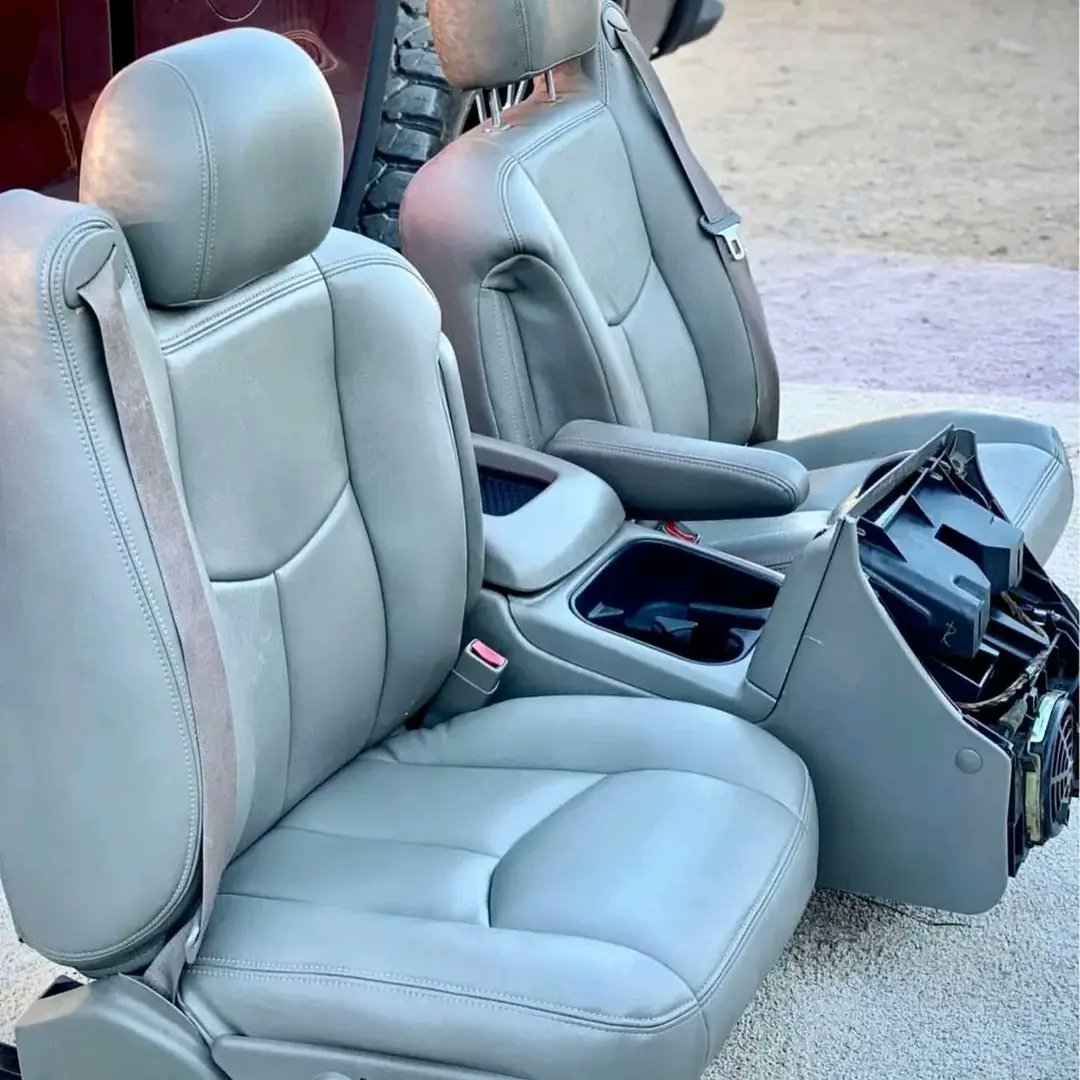 ObsPart's tweet image. 1999-2007 Silverado/ Sierra Light Grey Leather Front seats with matching center console No rips or tears in the seats! Both driver and passenger are electric seats $720 shipped