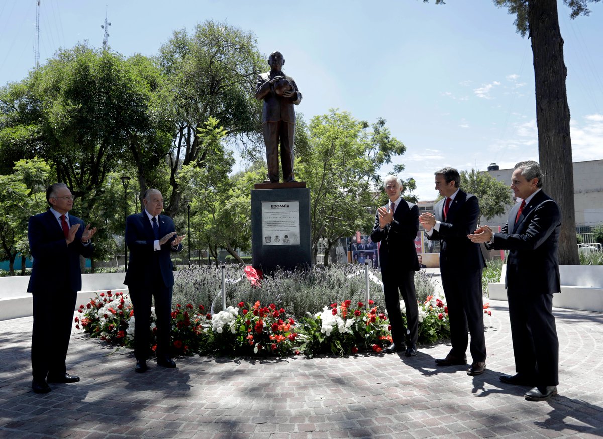 Develamos la estatua de don Nemesio Diez, un hombre que ha dejado un gran legado al Edoméx, a Toluca y al deporte. Nuestro reconocimiento a don Valentín Diez por continuar con el gran legado de su padre.