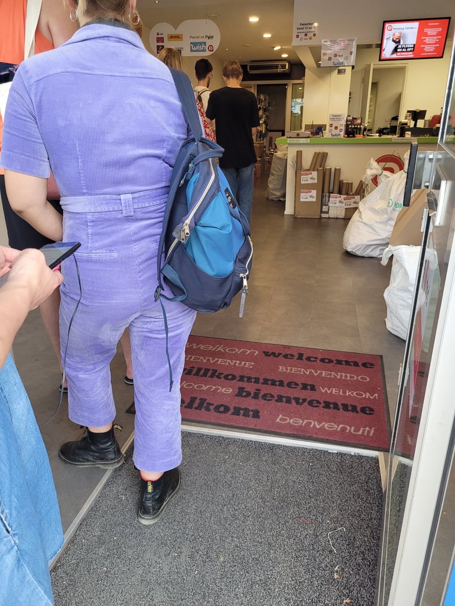 DirkMostert's tweet photo. Wie verzint er iets slims op de eindeloze #rij bij het #pakketpunt? Er zijn grotere problemen in de wereld. Maar kan efficiënter? https://t.co/GwUgUJQeCL