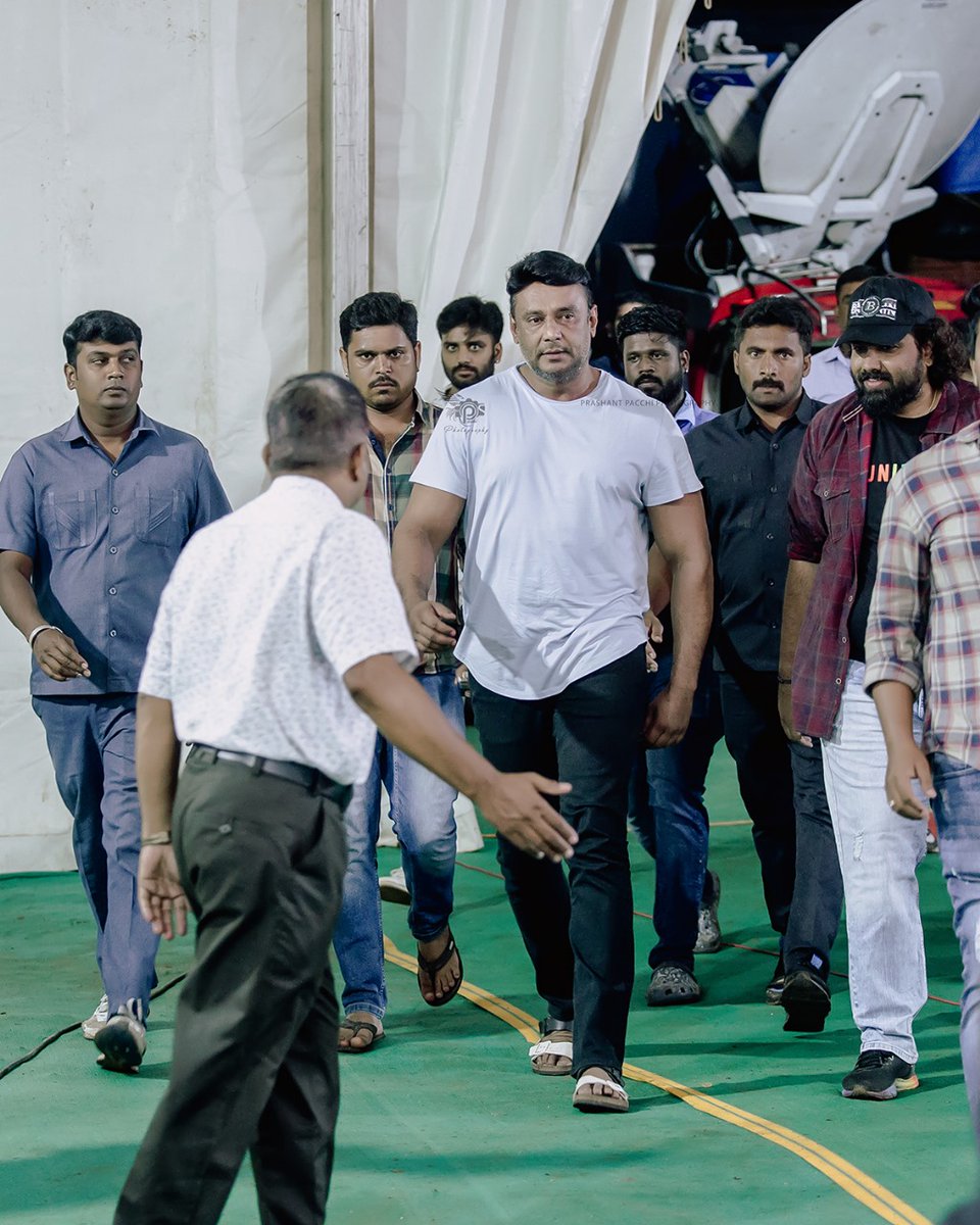 DBossFansTrends's tweet photo. Dare and Dashing ☄️🔥

#Kaatera Pressmeet Clicks 💙

#DBOSS @dasadarshan https://t.co/WTL0lOPf9R
