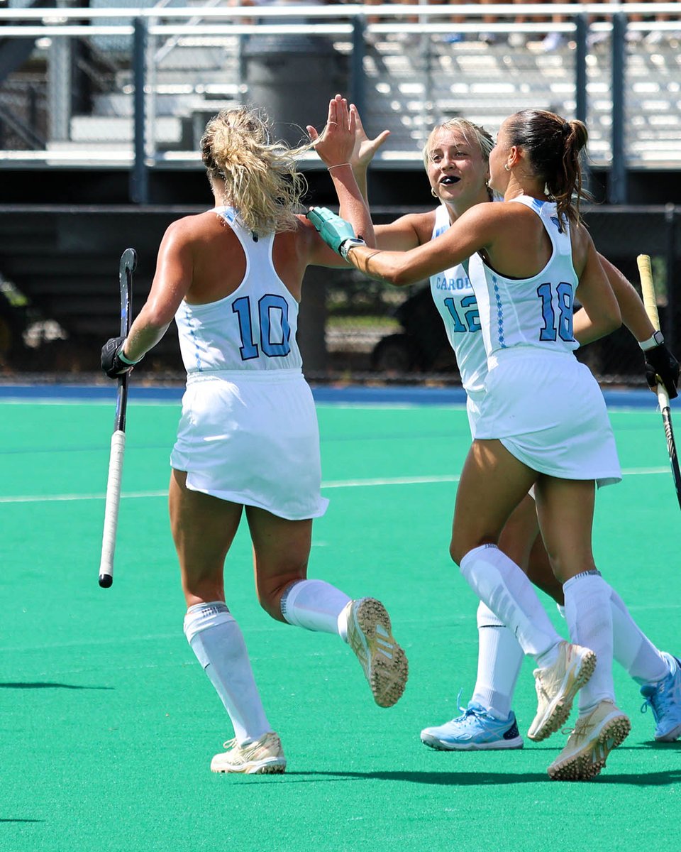 UNCFieldHockey's tweet photo. 𝘛𝑤𝘪𝑛𝘯𝑖𝘯𝑔 𝑎𝘯𝑑 𝑤𝘪𝑛𝘯𝑖𝘯𝑔 🤍

We debuted our white unis in a road win on Sunday while our @USAFieldHockey alums were sporting a similar look in a dub of their own 🇺🇸🙌

#GoHeels | USAFH 📸: @GriffinZett https://t.co/XMOwfnPkLu
