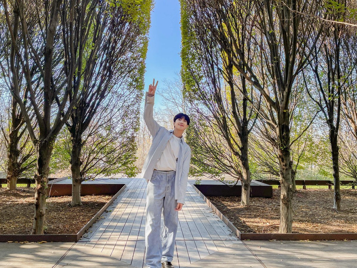 GeepurplesBTS's tweet photo. Happy birthday to the man who makes us all want to be better human beings. You make our world better Kim namjoon. #HappyBirthdayNamjoon #happynamjoonday
#RMDay #HappyBirthdayRM @BTS_twt https://t.co/b9xit9KE3j