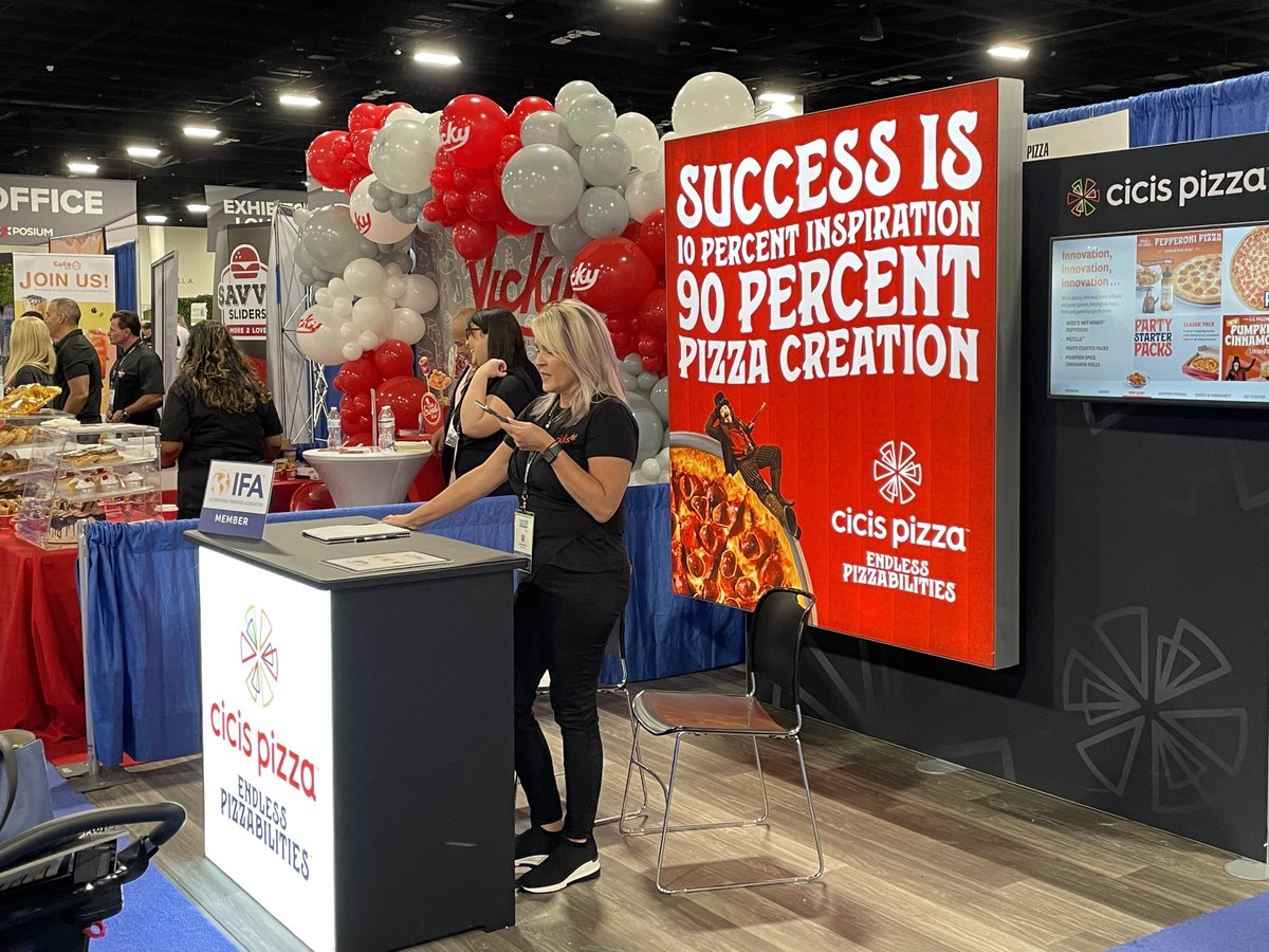 Franchise_Beast's tweet photo. Fantastic Franchise Show in Fort Lauderdale this weekend. In a sea of shorts and Hawaiian shorts, there were some serious entrepreneurs looking for their next opportunity. 

Looking to find a franchise for yourself? Reach out! https://t.co/C1iuMJ2H4W
