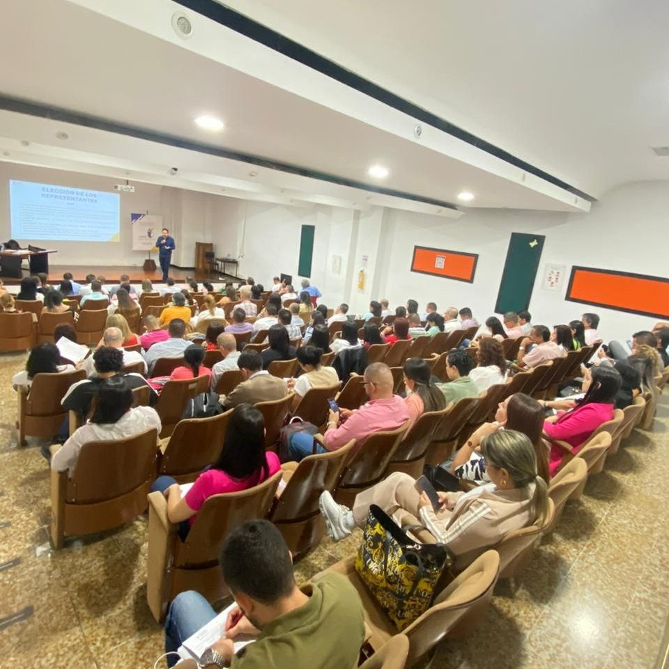 CNSCColombia's tweet photo. #EnElMomentoCNSC Nuestro Director de Vigilancia y RPCA, Humberto Luis García, capacita sobre vigilancia y carrera administrativa, a las Comisiones del Personal y a los jefes de unidad de personal de las entidades del departamento de Risaralda. https://t.co/ee6rLnzGCJ