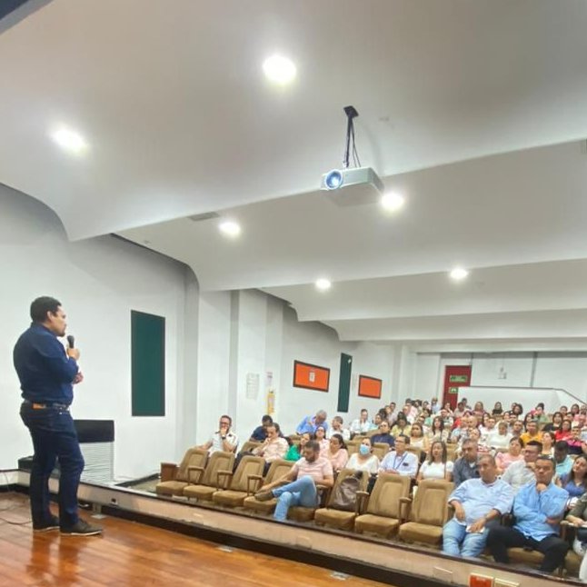 CNSCColombia's tweet photo. #EnElMomentoCNSC Nuestro Director de Vigilancia y RPCA, Humberto Luis García, capacita sobre vigilancia y carrera administrativa, a las Comisiones del Personal y a los jefes de unidad de personal de las entidades del departamento de Risaralda. https://t.co/ee6rLnzGCJ