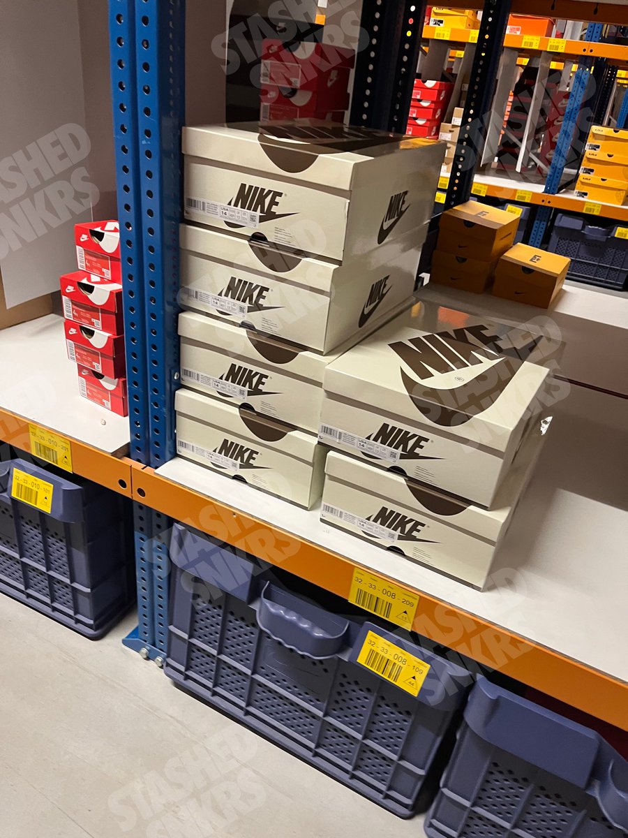 KicksFinder's tweet photo. JUST ARRIVED: The Travis Scott x Air Jordan 1 Low G NRG was recently received by the Nike EU Warehouse 🇪🇺🌵

Who’s going to rock it casually? 🙋‍♂️ https://t.co/UsHlHxnEdR