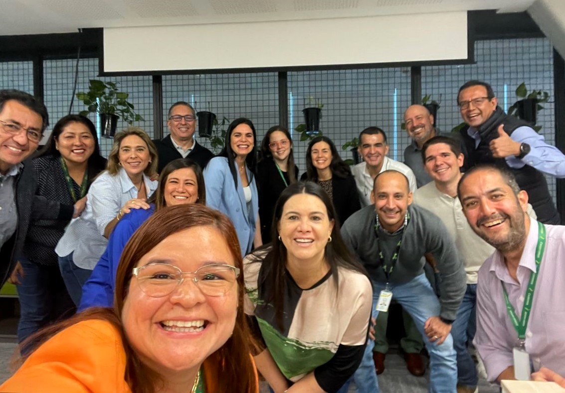 WernerHarster's tweet photo. Estoy convencido de que la #colaboración trasciende fronteras y barreras. Los líderes de @MibancoPE y @MibancoCol estamos uniendo esfuerzos para impulsar el progreso de emprendedores en la región. ¡Cada idea compartida es un paso hacia el éxito! #ElMañanaEsDeTodos https://t.co/I2gZ4hGKT0