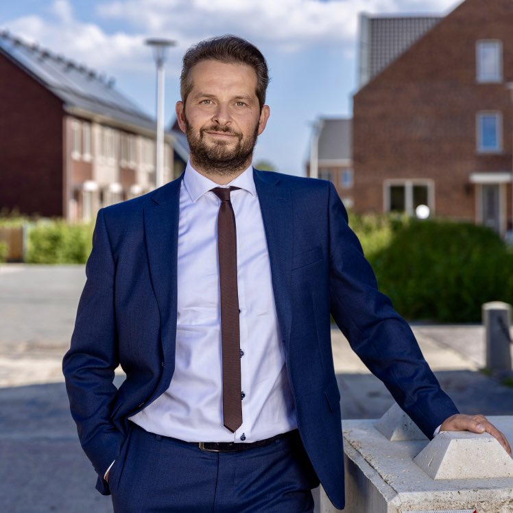 gemeentehia's tweet photo. ⚓️📈🏡 Denk je: ‘#GroeiAgenda #Drechtsteden, wat merk ik als Ambachter daar nou van?’
Onze wethouder Economie André Flach, vicevoorzitter van #SmartDelta Drechtsteden en regionaal verantwoordelijk voor deze agenda, geeft graag uitleg:
ℹ️ https://t.co/PSnTyz1pFA https://t.co/qIJonqkPMD