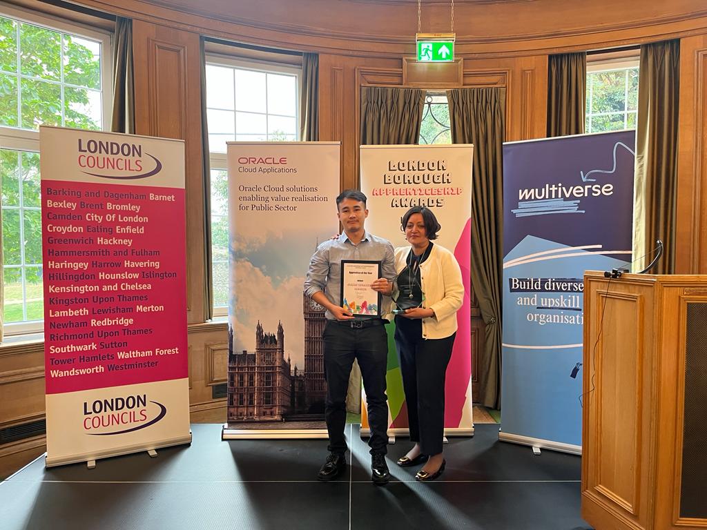 londoncouncils's tweet photo. Administrator apprenticeship. Despite language barriers, he improved his skills and began helping other refugees. Jawad featured in promotional videos, delivered a moving speech at a Camden Apprenticeships event, highlighting integration and giving back.
#LBAAs https://t.co/0guIpmICdE