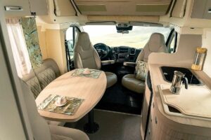 Wingamm presenteert nieuwe vierpersoons Oasi-variant: De Caravan Salon 2023 in Düsseldorf was het toneel voor de onthulling van een nieuwe compacte halfintegraal camper van Wingamm. Deze Italiaanse camperbouwer onthulde vorig jaar een verbeterde Oasi 540… dlvr.it/Svxfxp