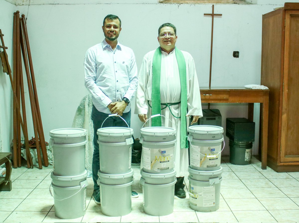 EliuServando's tweet photo. Continuamos gestionando para apoyar a nuestras escuelas, casas comunales, iglesias y resolviendo diferentes peticiones que nos hacen llegar.

En esta oportunidad hicimos entrega de 8 cubetas de pintura al Padre Héctor Estrada, para pintar la Iglesia Santo Domingo, Sonsonate. ⛪ https://t.co/Ldm0Xn1ZXc