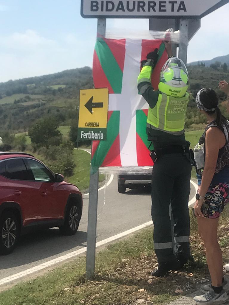 Atzo Bidaurretan ikurriña gustoko ez zuen guardia zibil batek ibili zen Espainiako #LaVuelta23 zaintzen... 

#AldeHemendik #EuskalHerriakErabaki