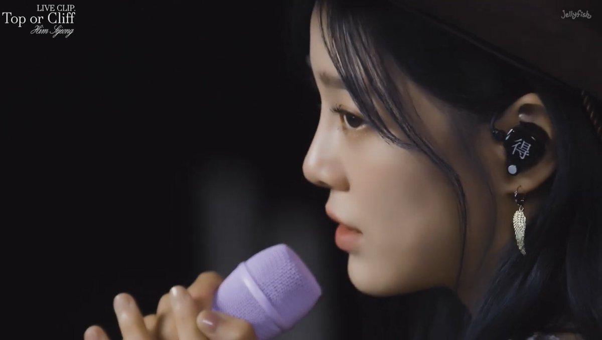 luck_t0_hav_u's tweet image. 每天都這麼幸福嗎🤩🤩
⬅️很喜歡這個畫面感把世正拍得大概有170cm⬆️還有最後那個眼神👀😍😍
➡️黃金側臉💙🖤🩵❤️

#1st_ALBUM_門
#Top_or_Cliff 
#Live_Clip

#김세정 #KIMSEJEONG 
@0828_kimsejeong