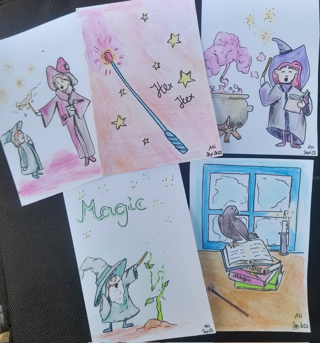 Es wird magisch für die neuen Schüler in der Zauberschule. Jeder bekommt einen eigenen Zauberstab, einen Schreibtisch mit Zauberbüchern und dann geht es schon los.
Die alten Meister zeigen ihre Kunststücke - es gibt viel zu staunen.
#KleineKunstklasse
#KleinerKunsttausch
#ATC