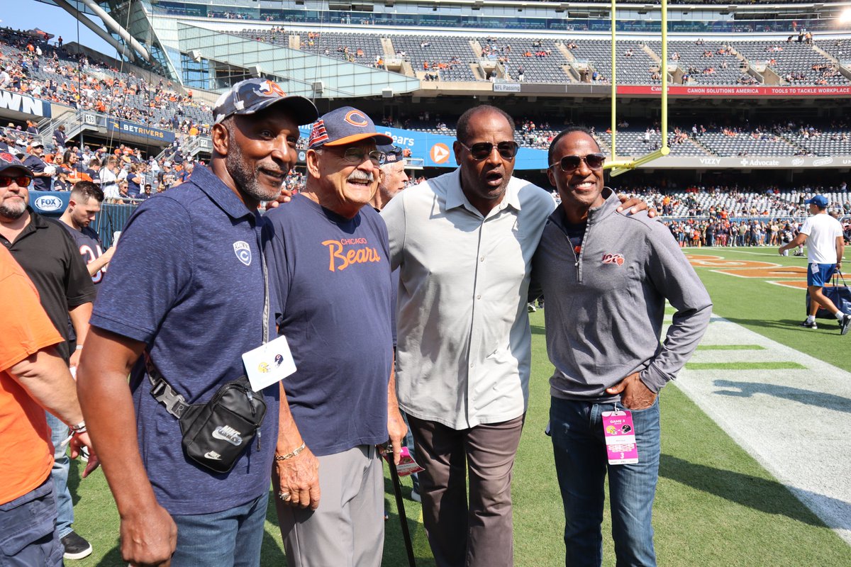 can't help but smile being surrounded by these <a href="/ChicagoBears/">Chicago Bears</a> Super Bowl Champions 

#55 Otis Wilson
#95 Richard Dent
#83 Willie Gault