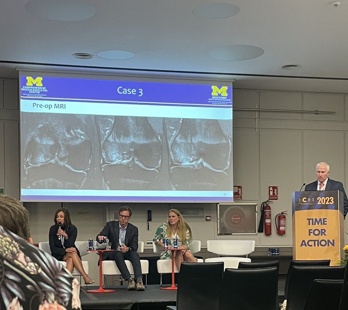 Great interactive session with radiologists and surgeons at #ICRS2023 about imaging methods to assess cartilage repair. Always educational to discuss cases with @JohnAGrant3 and look at surgical/imaging correlation! @UM_MedSport