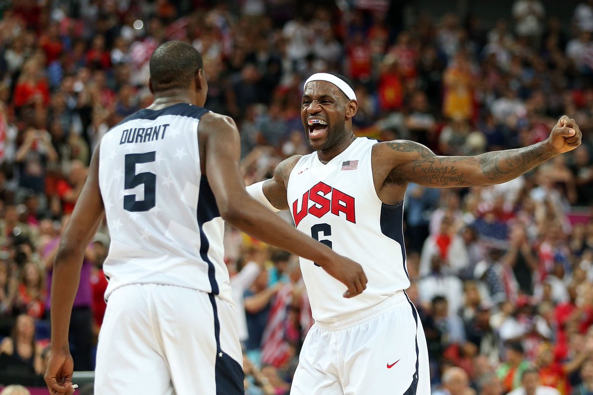 altieribruno's tweet photo. LeBron James dice que quiere jugar en los Juegos Olímpicos 2024. Va a tener 39 años para el arranque del torneo. 

Va a reclutar a Kevin Durant, que va a tener 35 y una lesión de Aquiles a cuestas. ¿Stephen Curry? 36. 

Kawhi Leonard tendrá 33. Damian Lillard 34. Klay Thompson 35. Draymond Green 34. Anthony Davis, en menor medida, 31. 

Todos pasan la barrera de los 30 años.