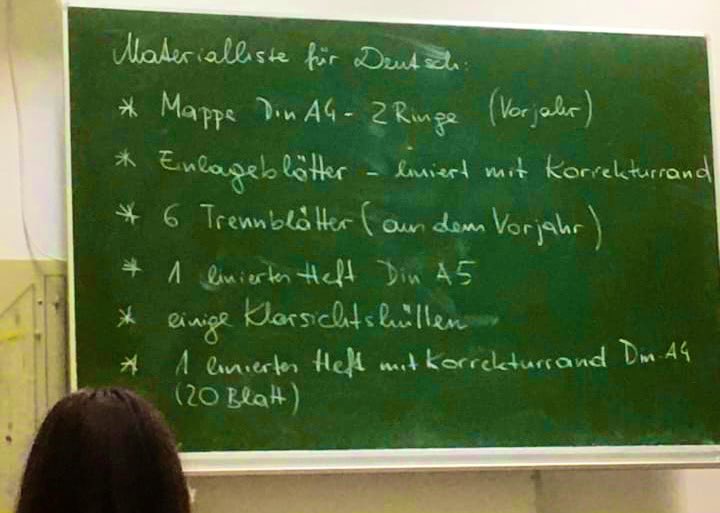 Der Höhepunkt der Digitalisierung im Schulwesen ist erreicht.
Lehrerin schreibt Materialliste mit
Kreide auf die Tafel. Kind fotografiert sie mit seinem Smartphone und WhatsAppt das Foto an mich, damit ich die Sachen besorge. Es lebe 2023!