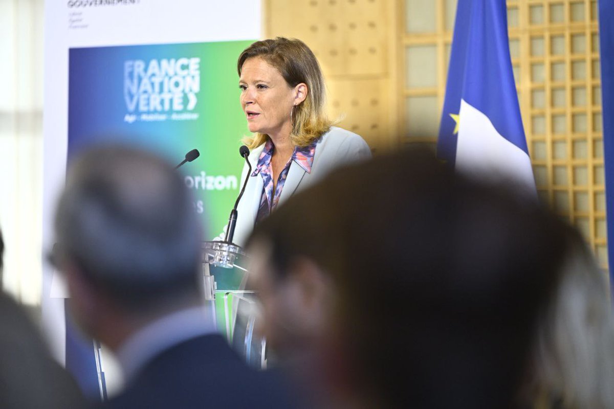 ChristopheBechu's tweet photo. Au cœur de la vie des Français, symbole d’une époque, les zones commerciales de notre pays sont inadaptées aux enjeux climatiques et en décalage avec les attentes de nos concitoyens.

Fondées sur un modèle du tout-voiture, de l’étalement urbain et l’artificialisation des sols, elles imposent de repenser en profondeur leur modèle.

Aujourd’hui avec @oliviagregoire, nous passons à l’étape décisive et opérationnelle. Un budget de 24 millions d’euros identifier les transformations et faire émerger de nouveaux projets. 

J’ai l’intime conviction, à l’aune de ma propre expérience de Maire et d’élu local, il n’y là ni deux défis qui s’opposent, ni deux défis qui se juxtaposent.