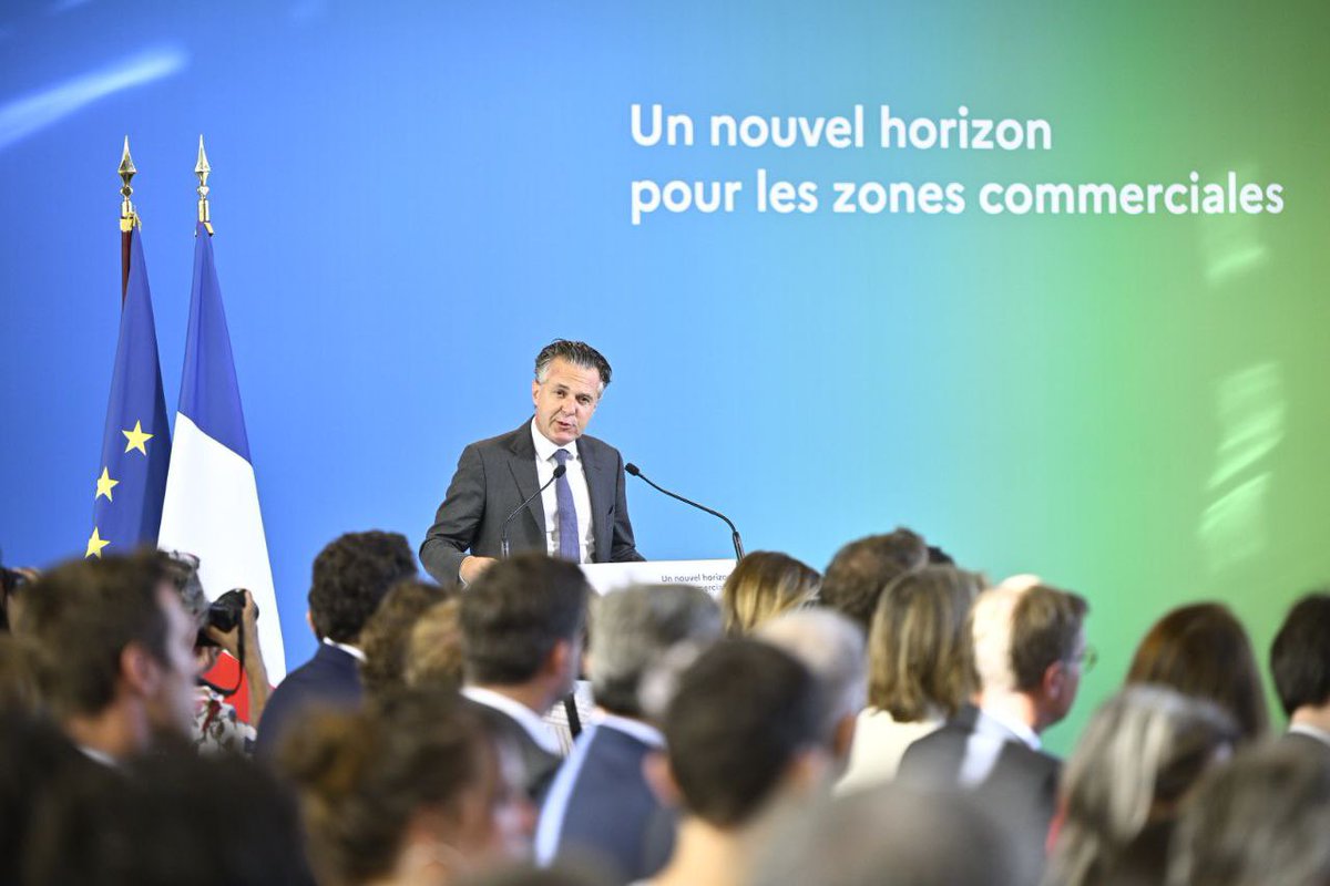 ChristopheBechu's tweet photo. Au cœur de la vie des Français, symbole d’une époque, les zones commerciales de notre pays sont inadaptées aux enjeux climatiques et en décalage avec les attentes de nos concitoyens.

Fondées sur un modèle du tout-voiture, de l’étalement urbain et l’artificialisation des sols, elles imposent de repenser en profondeur leur modèle.

Aujourd’hui avec @oliviagregoire, nous passons à l’étape décisive et opérationnelle. Un budget de 24 millions d’euros identifier les transformations et faire émerger de nouveaux projets. 

J’ai l’intime conviction, à l’aune de ma propre expérience de Maire et d’élu local, il n’y là ni deux défis qui s’opposent, ni deux défis qui se juxtaposent.