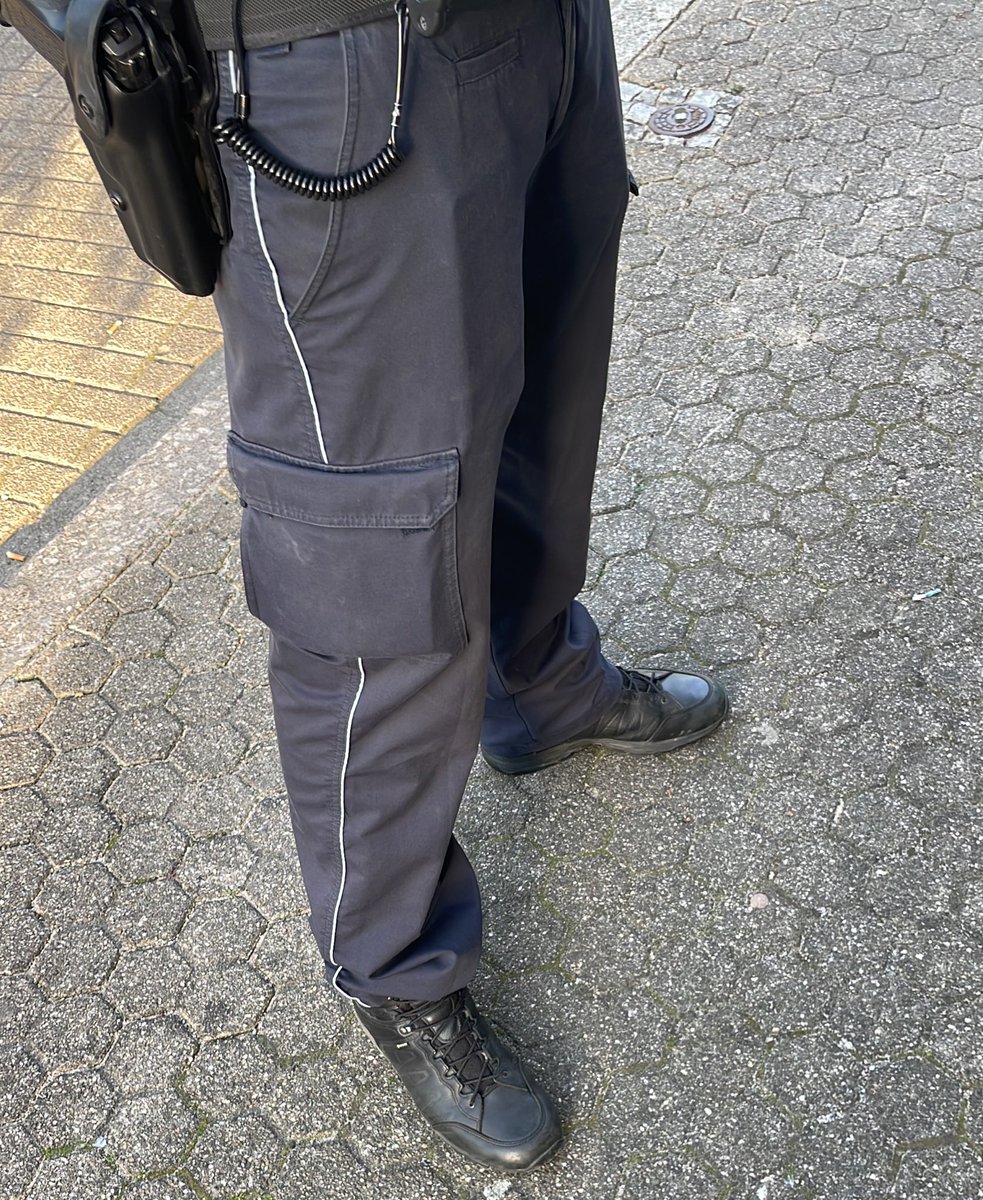 armillabrandt's tweet image. Körperliche Angriffe auf mich während meiner Berichterstattung in #Achern von der Montagsdemonstration. 

Ich bin jetzt in einer Polizeilichen Maßnahme. Es soll abgeklärt werden ob die Versammlungsbehörde Pressevertreter*innen die Arbeit auf der Demonstration erlaubt.