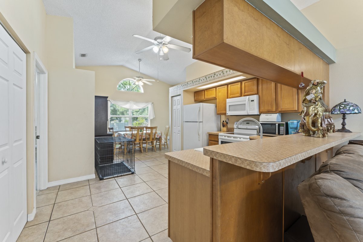 hommati163's tweet photo. Fantastic 3/2 in Clearwater, FL. With cathedral ceilings, pond views, and no HOA/CDD fees, it's a must-see. Close to shops, restaurants, and Gulf beaches. Listed at $377,900. Take the virtual tour here: [https://t.co/JsyqtdGBQM] #ClearwaterRealEstate #PropertyListing #TampaBay https://t.co/tbhuTWQnEA
