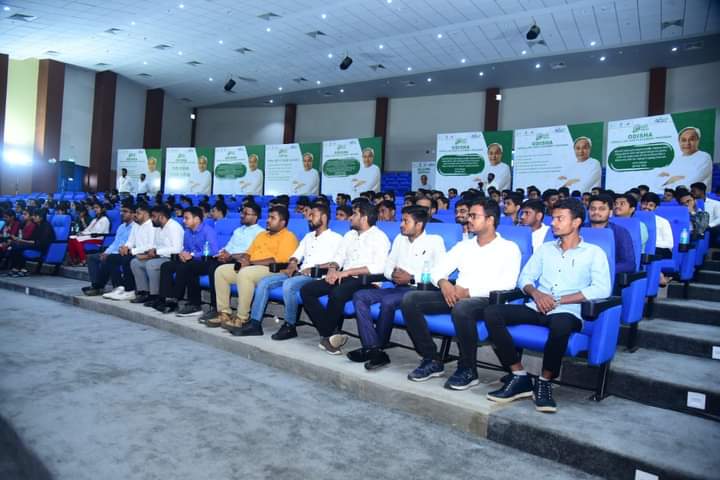 trailokyasikun's tweet photo. Today, #5T Secretary interacted with the first batch students of Odisha Upskilling and Placement Program (#OUPP) in Keonjhar. He advised them to become brand ambassadors for Odisha and promote our state wherever they go worldwide upon completion of their course.#oupp #placement https://t.co/3EZeiyFov5