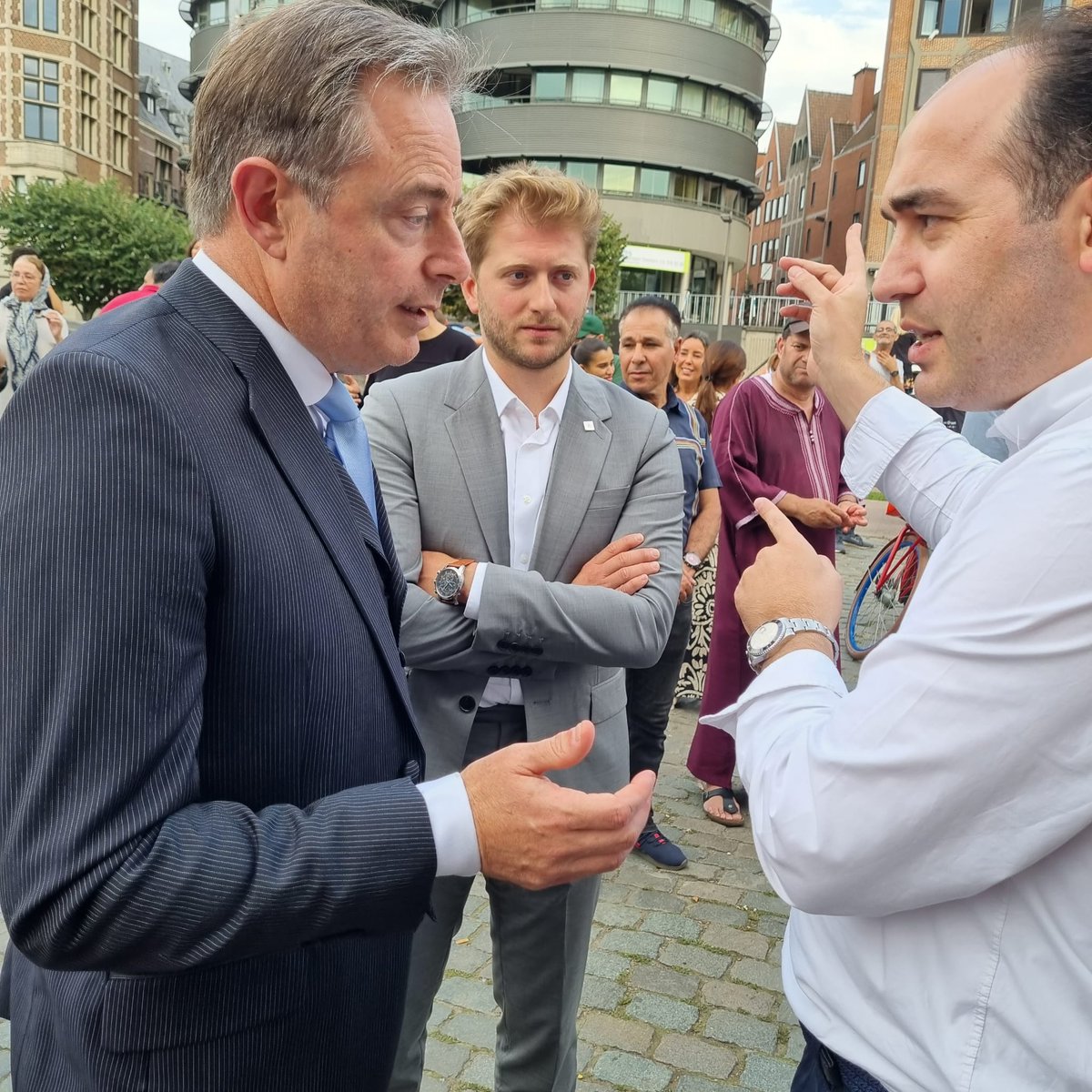 Fedactio's tweet photo. Vandaag waren we aanwezig tijdens een moment van stilte van de @Stad_Antwerpen voor de slachtoffers en heel de Marokkaanse gemeenschap getroffen door de vreselijke aardbeving. Hiermee willen we opnieuw een warme oproep doen om hulpacties en initiatiefen te steunen. 🇲🇦 🙏 https://t.co/bNefyh8x1i