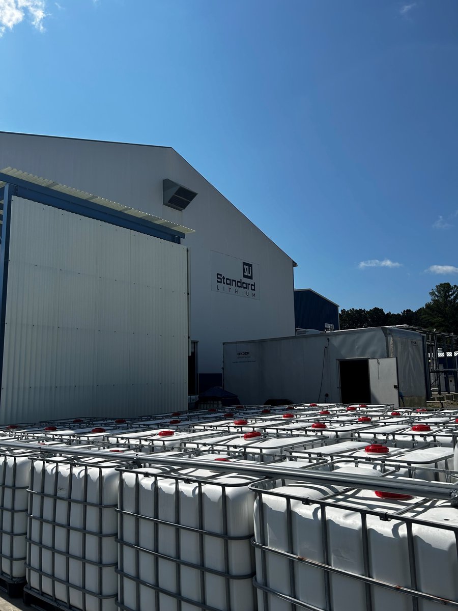 StandardLithium's tweet photo. 👋👋👋 from the $SLI team at our Demo Plant in El Dorado, Arkansas. 

Our first proposed project, Phase 1A will be located right here - in the heart of the Smackover - with commercial production of battery quality lithium carbonate expected in 2026. 

#Arkansas #Lithium #Smackover #StandardLithium

Learn more about Phase 1A: https://t.co/WrY4NcLMok
