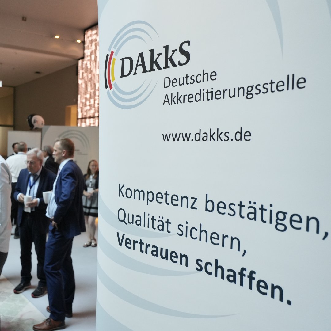 Die #AKKKO2023 ist gestartet. "Digital, nachhaltig, sicher - wie bleiben wir zukunftsfähig? Darum geht es heute und morgen in Berlin. Der erste Tag dreht sich vor allem um Neuigkeiten aus der DAkkS-Welt u.a. das DAkkS-PORT und das digitale Akkreditierungssymbol.