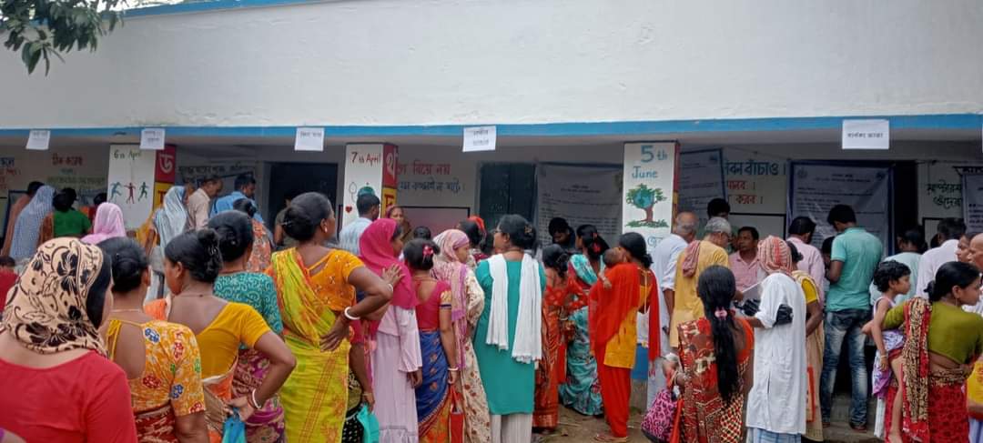 district_malda's tweet photo. People taking part in Duare Sarkar VII camps with great enthusiasm at Bamangola GP under Bamangola Block in Malda District. 

#DuareSarkar
#MaldaDistrictAdministration
District Administration Malda
Egiye Bangla https://t.co/qObpnPiWVs
