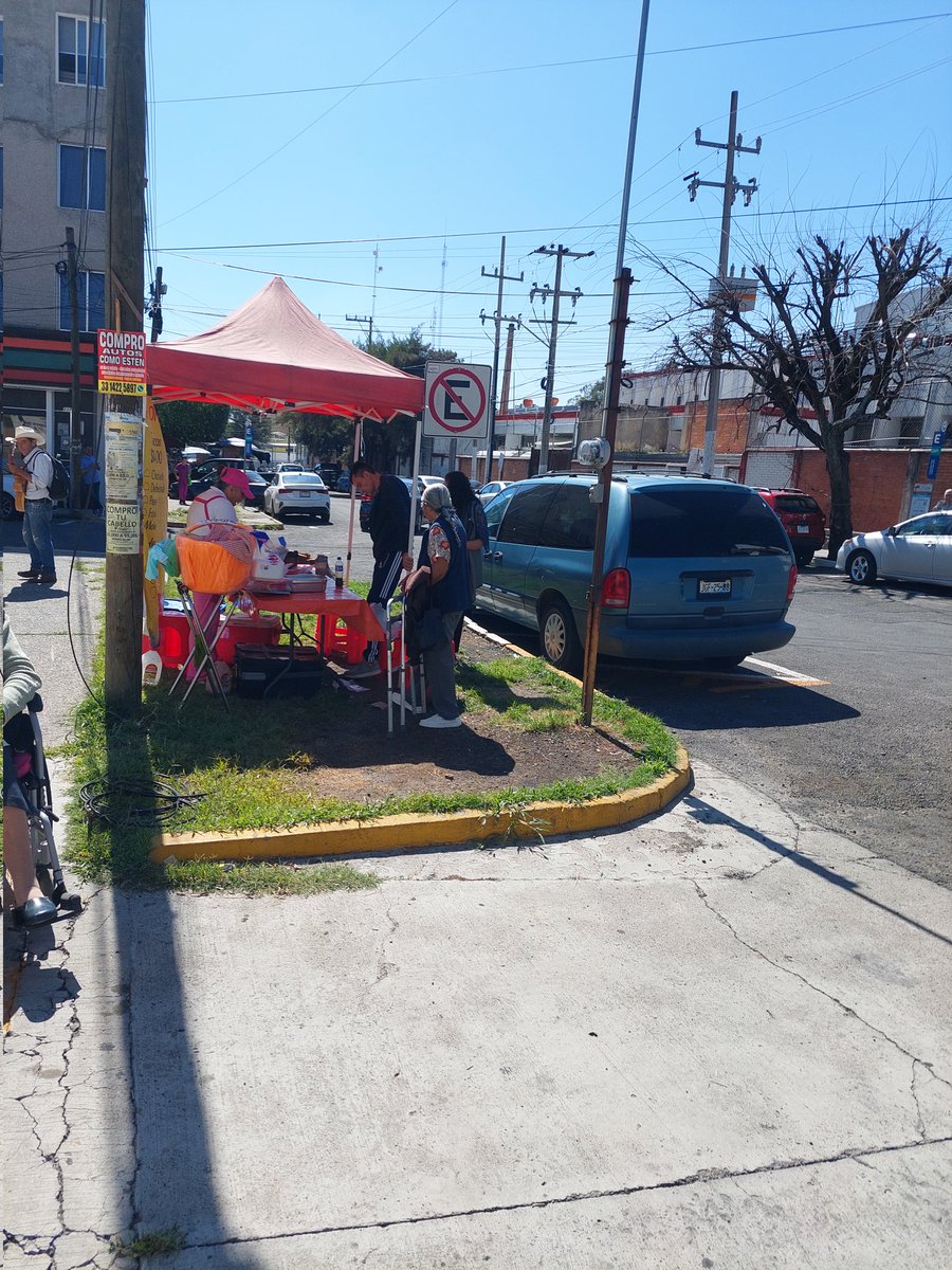 KY_Nonsense's tweet photo. @InspZapopan Pues como ya no vienen a checar los puestos, se ponen donde quieren aún cuando sus "permisos" tengan especificados otro lugar.
Estas personas están invadiendo un espacio donde NO hay permisos para puestos y inspección y vigilancia ni sus luces https://t.co/lPAVNIhH87