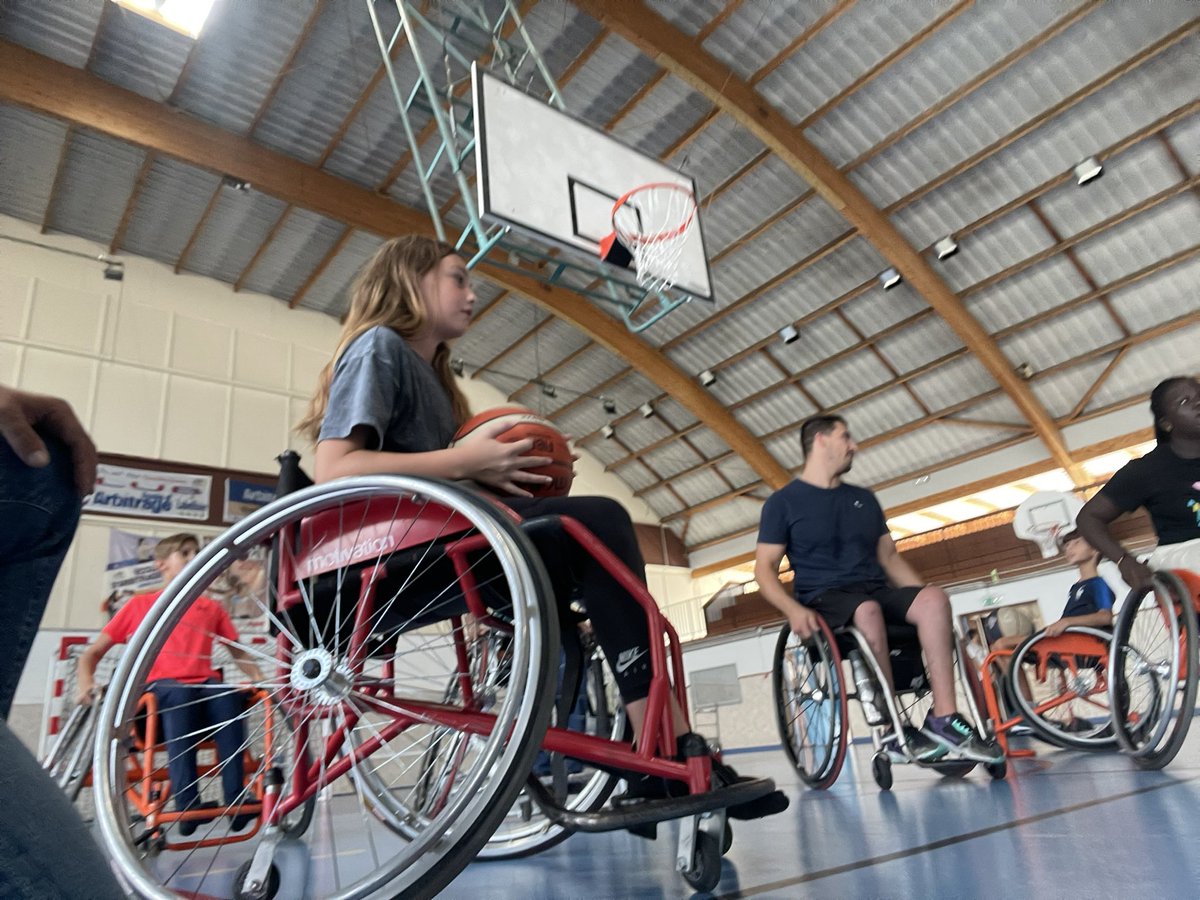 Initiation et sensibilisation au basket fauteuil avec le meneur de l’EDF @sofyanemehiaoui pour les élèves du @clgLesgrandsch1 @villepoissy @dsden78 @acversailles @education_gouv @Paris2024 . Merci à @hope_solidaire et @LegrainThibaut @cnosf_media #sport #paralympique #basket