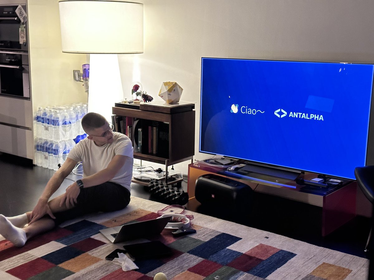 剧透一波，来 Antalpha 半年了
谁能想到我们的意大利帅弟弟
是我小学校友！！
这个小世界啊 Binance 有我初中同届同学，Cobo 有我大学同学院学长，就差幼儿园了
命运里我就应该买币，套利，撸 DeFi 和挖矿，下一步 👋 MBA 校友估计要一起发 RWA，ETF 了
#Token2049 #TOKEN2049Week 
#Antalpha
