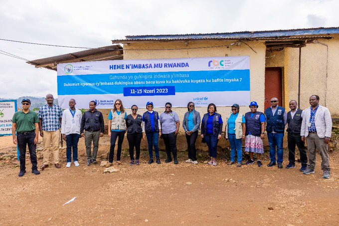 KarongiDistr's tweet photo. Minisiteri y’Ubuzima ibicishije mu Kigo cy’Igihugu gishinzwe ubuzima- #RBC, ku bufatanye n’Ishami ry’Umuryango w’Abibumbye ryita ku bana-UNICEF n’iryita ku buzima- #WHO batangije icyiciro cya kabiri cy'ikingira ry' #Imbasa cyatangiriye mu Karere ka Karongi mu Murenge wa Rubengera https://t.co/LlLKBaZnVC