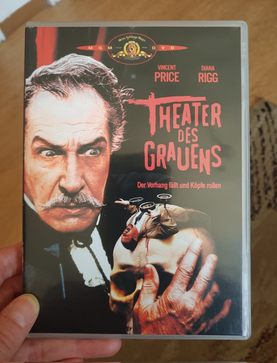 Just rewatched #TheaterdesGrauens (#TheatreOfBlood) directed by Douglas Hickox. 
That's a masterpiece of the 70's with a brilliant cast. 
#VincentPrice #DianaRigg #RobertMorley #JackHawkins #CoralBrowne